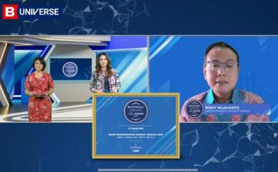 Direktur Keuangan dan Strategi Bank DKI Romy Wijayanto (kanan) menerima penghargaan dari Majalah Investor Daily sebagai Best Bank 2023.