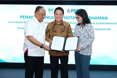 Dirut BSI Hery Gunardi (tengah) berbincang dengan Ketua Umum KONI Marciano Norman (kiri) dan Waketum PSSI Ratu Tisha usai penandatanganan nota kesepahan.