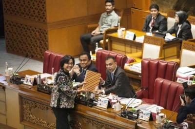 Menteri Keuangan Sri Mulyani menyerahkan laporan tanggapan pemerintah kepada Wakil Ketua DPR RI Sufmi Dasco Ahmad (kanan) disaksikan Rachmat Gobel.