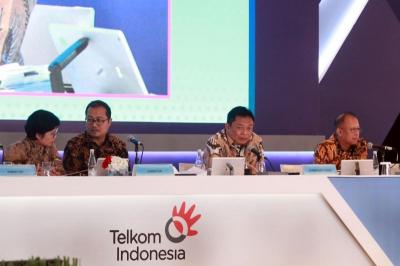 Direktur Utama Telkom Ririek Adriansyah bersama sejumlah direksi mengikuti Rapat Umum Pemegang Saham Tahunan (RUPST) Tahun Buku 2022 di Jakarta.