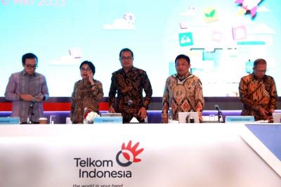 Direktur Utama Telkom Ririek Adriansyah bersama sejumlah direksi mengikuti Rapat Umum Pemegang Saham Tahunan (RUPST) Tahun Buku 2022 di Jakarta.