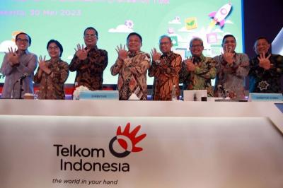 Direktur Utama Telkom Ririek Adriansyah bersama sejumlah direksi mengikuti Rapat Umum Pemegang Saham Tahunan (RUPST) Tahun Buku 2022 di Jakarta.