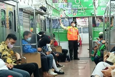 Suasana di dalam kereta Commuter Line jurusan Depok - Jakarta Kota tampak relatif lengang pada Kamis (1/6/2023).