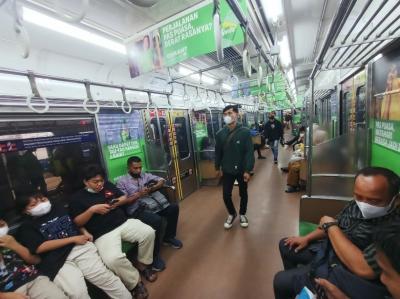 Suasana di dalam kereta Commuter Line jurusan Depok - Jakarta Kota tampak relatif lengang pada Kamis (1/6/2023).