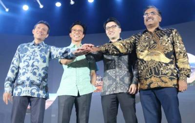 Direktur Arief Widyawan Sidarto, Presdir Alexander Ramlie, Direktur Irwin Wan, dan Direktur Naveen Chandralal menghadiri Investor Gathering di Jakarta.