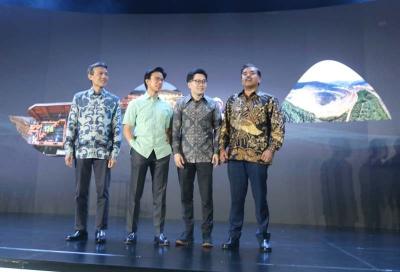 Direktur Arief Widyawan Sidarto, Presdir Alexander Ramlie, Direktur Irwin Wan, dan Direktur Naveen Chandralal menghadiri Investor Gathering di Jakarta.