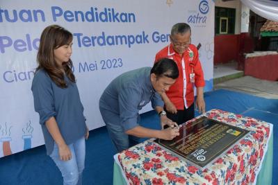 Compliance & Risk Management Director Asuransi Astra Adi Sepiarso (tengah) menandatangani prasasti saat peresmian pembangunan ulang sekolah SDN Gelar 1 Cianjur.