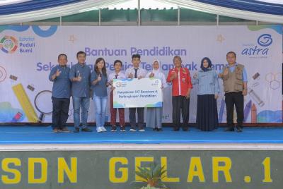 Anggota Dewan Pengawas Syariah Asuransi Astra Syamsul Falah, Compliance & Risk Management Director Asuransi Astra Adi Sepiarsomenyerahan bantuan beasiswa.