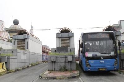 Aktivitas di Terminal Blomk M, Jakarta Selatan tampak tidak terlalu ramai pada jam pulang kerja, Jumat (2/6/2023).
