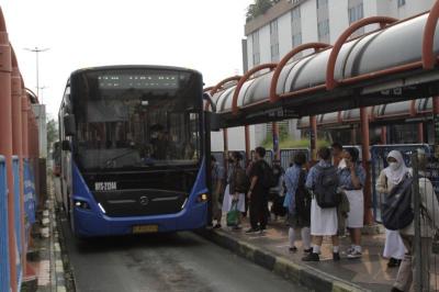 Aktivitas di Terminal Blomk M, Jakarta Selatan tampak tidak terlalu ramai pada jam pulang kerja, Jumat (2/6/2023).