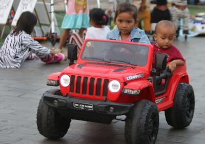 Anak-anak bermain di pelataran Balai Kota Tangerang, Banten.