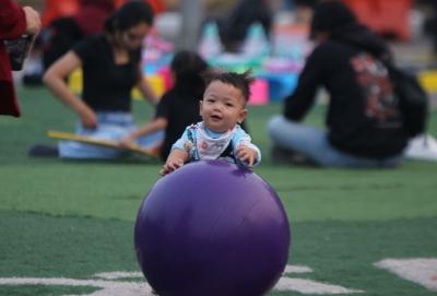 Anak-anak bermain di pelataran Balai Kota Tangerang, Banten.