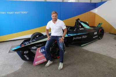 Country Manager dan Direktur Utama Allianz Life Indonesia Alexander Grenz berpose dengan mobil Formula E Gen 3.