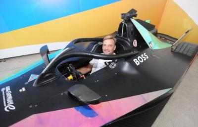 Country Manager dan Direktur Utama Allianz Life Indonesia Alexander Grenz berpose dengan mobil Formula E Gen 3.
