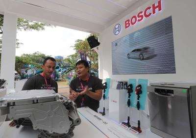 Sales Director Original Equipment Bosch di Indonesia Bernard Simanjuntak (kiri) berbincang dengan Customer Chief Engineering Manager Satid Malairodsiri.