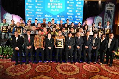 Para perwakilan perusahaan pemenang penghargaan foto bersama, Rabu (31/5/2023).
