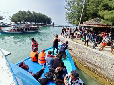Aktivitas penyeberangan dengan kapal tradisional dari  Muara Angke  menuju Kepulauan Seribu tampak ramai, Sabtu (3/6/2023).