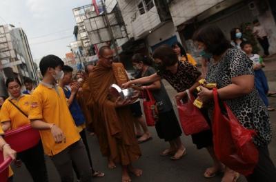 Sejumlah warga memberikan persembahan kepada biksu dalam prosesi Pindapata di Jalan Sulawesi, Kota Makassar, Sulawesi Selatan, Minggu (4/6/2023). 