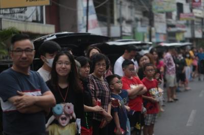 Sejumlah warga memberikan persembahan kepada biksu dalam prosesi Pindapata di Jalan Sulawesi, Kota Makassar, Sulawesi Selatan, Minggu (4/6/2023). 