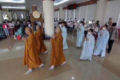 Umat Buddha menjalani prosesi perayaan Trisuci Waisak 2567 BE/2023 di Vihara Mahavira Graha Semarang, Jawa Tengah, Minggu (4/6/2023).