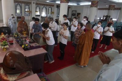 Umat Buddha menjalani prosesi perayaan Trisuci Waisak 2567 BE/2023 di Vihara Mahavira Graha Semarang, Jawa Tengah, Minggu (4/6/2023).