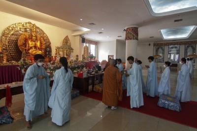Umat Buddha menjalani prosesi perayaan Trisuci Waisak 2567 BE/2023 di Vihara Mahavira Graha Semarang, Jawa Tengah, Minggu (4/6/2023).
