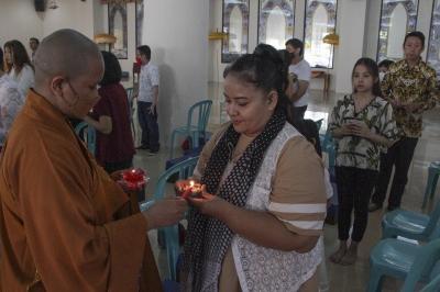 Umat Buddha menjalani prosesi perayaan Trisuci Waisak 2567 BE/2023 di Vihara Mahavira Graha Semarang, Jawa Tengah, Minggu (4/6/2023).