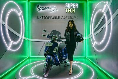 Model berpose dalam acara peluncuran New Vespa GTS di SCBD, Jakarta, Selasa (6/6/2023).