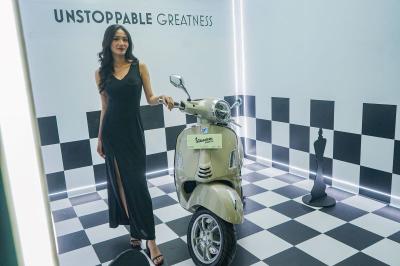 Model berpose dalam acara peluncuran New Vespa GTS di SCBD, Jakarta, Selasa (6/6/2023).