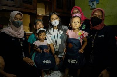 Tenaga Kesehatan (nakes) Puskesmas Duri Pulo melakulan pemeriksaan kesehatan anak di Duri Pulo, Jakarta, Kamis (8/6/2023).