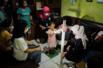 Tenaga Kesehatan (nakes) Puskesmas Duri Pulo melakulan pemeriksaan kesehatan anak di Duri Pulo, Jakarta, Kamis (8/6/2023).