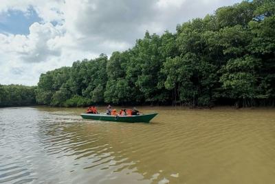 Sejumlah wisatawan menaiki perahu saat berwisata di kawasan Hutan Mangrove Center Graha Indah, Balikpapan, Kalimantan Timur, Rabu (7/6/2023).