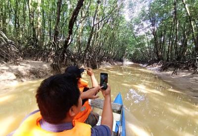 Sejumlah wisatawan menaiki perahu saat berwisata di kawasan Hutan Mangrove Center Graha Indah, Balikpapan, Kalimantan Timur, Rabu (7/6/2023).