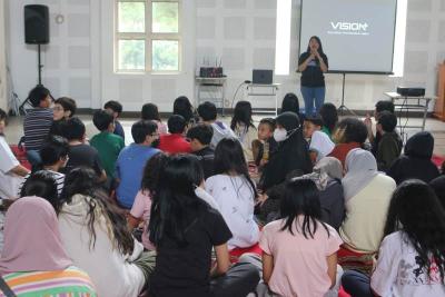 Vision+ menggelar Road to School pertamanya ke SD Bakti Mulya 400 Jakarta.