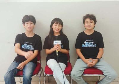 Yassien Omar (Bintang) Alleyra Fakhira (Calista), dan Yusuf Ozkan (Kelvin) hadir pada acara Road to School di SD Bakti Mulya 400 Jakarta, Kamis (8/6/2023).