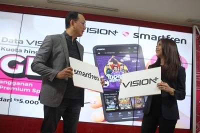 Managing Director Vision+ Clarissa Tanoesoedibjo berbincang dengan Chief Commercial Officer Smartfren Andrijanto Muljono pada peluncuran paket data Vision+.
