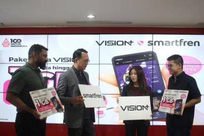 Managing Director Vision+ Clarissa Tanoesoedibjo berbincang dengan Chief Commercial Officer Smartfren Andrijanto Muljono pada peluncuran paket data Vision+.