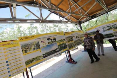 Pengunjung menikmati suasana di lokasi Titik Nol Ibu Kota Negara (IKN) Nusantara di Kabupaten Penajam Paser Utara, Kalimantan Timur, Kamis (8/6/2023).
