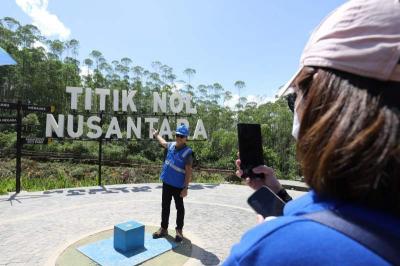 Pengunjung menikmati suasana di lokasi Titik Nol Ibu Kota Negara (IKN) Nusantara di Kabupaten Penajam Paser Utara, Kalimantan Timur, Kamis (8/6/2023).