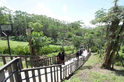 Pengunjung menikmati suasana di lokasi Titik Nol Ibu Kota Negara (IKN) Nusantara di Kabupaten Penajam Paser Utara, Kalimantan Timur, Kamis (8/6/2023).