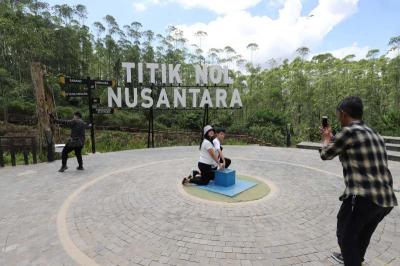 Pengunjung menikmati suasana di lokasi Titik Nol Ibu Kota Negara (IKN) Nusantara di Kabupaten Penajam Paser Utara, Kalimantan Timur, Kamis (8/6/2023).