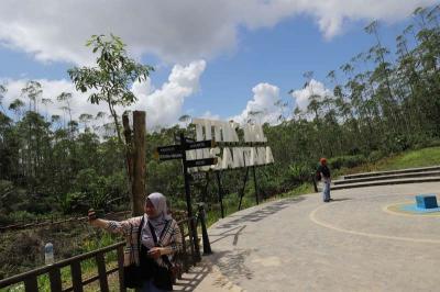 Pengunjung menikmati suasana di lokasi Titik Nol Ibu Kota Negara (IKN) Nusantara di Kabupaten Penajam Paser Utara, Kalimantan Timur, Kamis (8/6/2023).