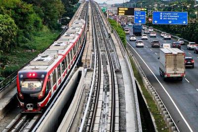 angkaian kereta Light Rail Transit (LRT) Jabodebek melintas di kawasan Kampung Makasar, Jakarta Timur, Kamis (8/6/2023).