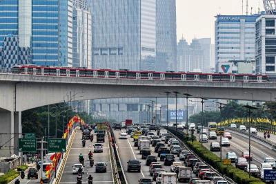 angkaian kereta Light Rail Transit (LRT) Jabodebek melintas di kawasan Kampung Makasar, Jakarta Timur, Kamis (8/6/2023).