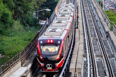 angkaian kereta Light Rail Transit (LRT) Jabodebek melintas di kawasan Kampung Makasar, Jakarta Timur, Kamis (8/6/2023).