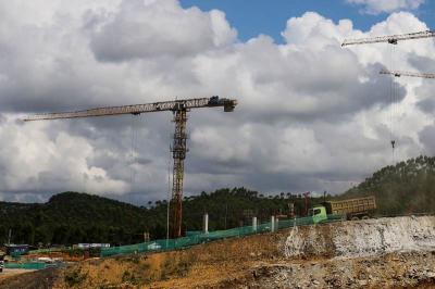 Sejumlah alat berat beroperasi di area proyek pembangunan Kawasan Inti Pusat Pemerintahan (KIPP) IKN Nusantara di Penajem Paser Utara, Kamis (8/6/2023).