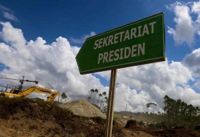 Sejumlah alat berat beroperasi di area proyek pembangunan Kawasan Inti Pusat Pemerintahan (KIPP) IKN Nusantara di Penajem Paser Utara, Kamis (8/6/2023).3