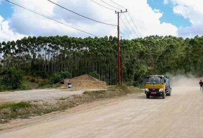 Sejumlah alat berat beroperasi di area proyek pembangunan Kawasan Inti Pusat Pemerintahan (KIPP) IKN Nusantara di Penajem Paser Utara, Kamis (8/6/2023).