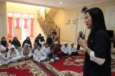 Perwakilan CSR MNC Vision Network Thio Me Me menyampaikan sambutan di depan anak-anak di Yayasan Esa Sasana Surya di Duren Sawit, Jakarta, Jumat (9/6/2023).