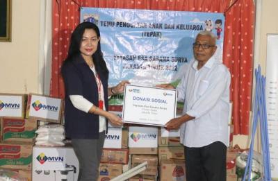 Perwakilan CSR MNC Vision Network Thio Me Me memberikan bantuan kepada anak-anak di Yayasan Esa Sasana Surya di Duren Sawit, Jakarta, Jumat (9/6/2023).